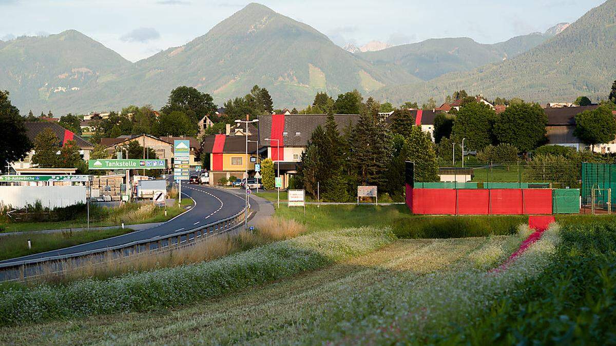 Ein rotes Band zieht sich durch St. Jakob im Rosental/Šentjakob v Rožu 