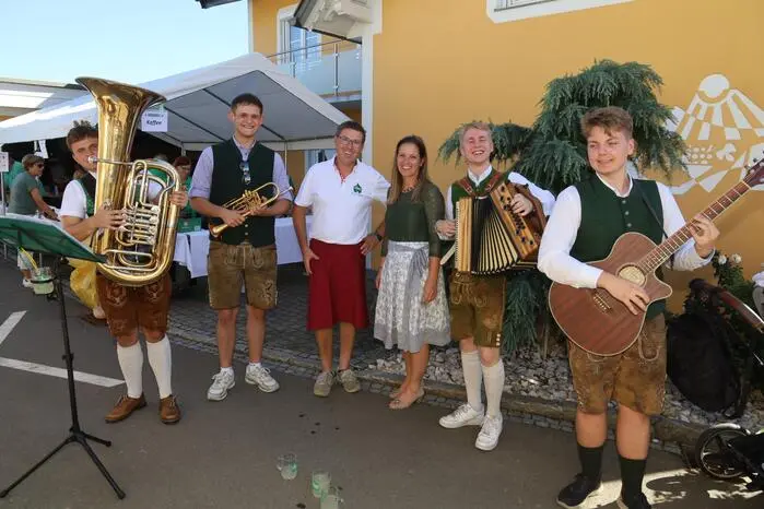 Bürgermeisterin Andrea Pock mit Manfred Fastl und der Band Hoamsucha.