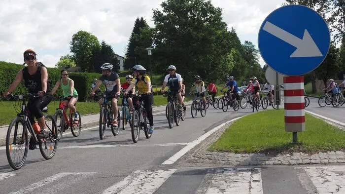 In Moosburg lud die Freiwillige Feuerwehr am Donnerstag wieder zum bereits traditionellen Radwandertag. Nach dem Start um zehn Uhr und einer ausgedehnten Runde auf den Fahrrädern, kamen die Radfahrer wieder zurück zum Start beim Spar wo bereits die aufgeblasene Hüpfburg, Essen und Trinken warteten.
