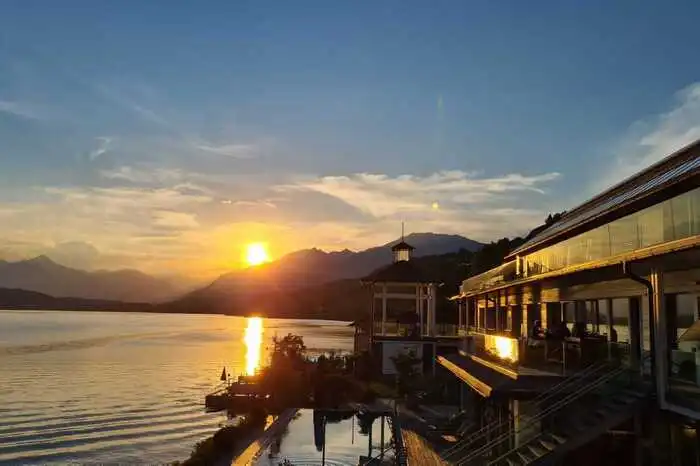 Der Sonnenuntergang beim Badehaus in Millstatt mit Blick auf das Gmeineck