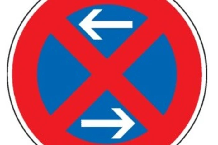 ... „Halten und Parken verboten“. Der (Doppel-)Pfeil zeigt an, in welchem Straßenabschnitt das Verbot gilt.