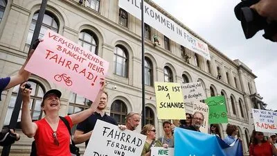 "Willkommen in Fort Nox" - Aktivisten kletterten auf das Verkehrsministerium