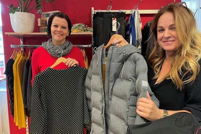 Das Haus voller Ware bei Redoxx in Birkfeld: Chefin Gerlinde Kopp (rechts) und ihre Mitarbeiterin Gerlinde Karner.