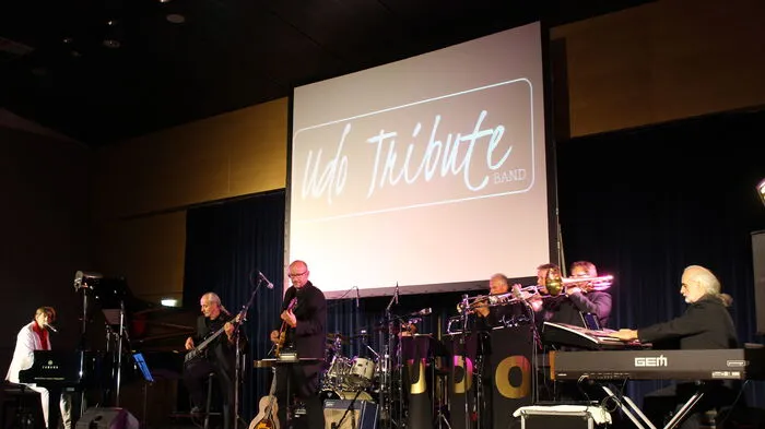 Im Jahr 2011 wurde die Udo Tribute Band mit Gert Prix gegründet, welche die volle Unterstützung vom bereits verstorbenen Sänger Udo Jürgens hatte. Vergangenen Donnerstag präsentierte die achtköpfige Band im KUSS Wolfsberg die gesamten Klassiker, Raritäten und alle Hits des einzigartigen Künstlers.