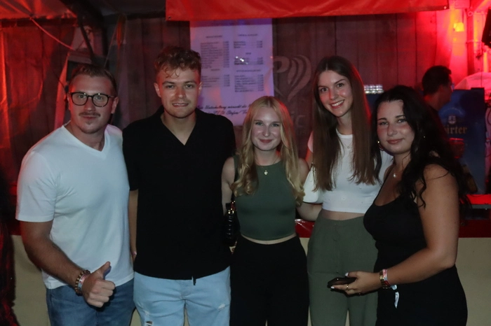 Viele Besucher feierten zur Musik von der Partyband „Highlights“ aus Niederösterreich .