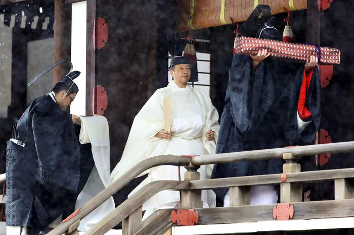 Noch bei strömendem Regen besuchte Naruhito die heiligen Schreine "Kashikodokoro", "Koreiden" "Shinden", um den Gottheiten mitzuteilen, dass er später im Tagesverlauf seine Regentschaft verkünden wird.