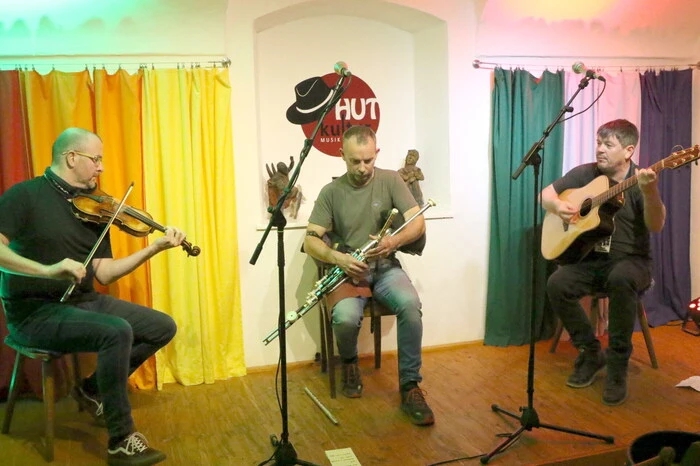 ... sowie das Trio Chris Stout &amp; Leonard Barry &amp; Shane McGowan  - von links (Schottland/Irland). 