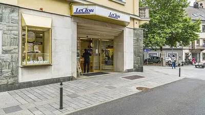 Aus diesem Schmuckgeschäft stahl das Trio Bargeld