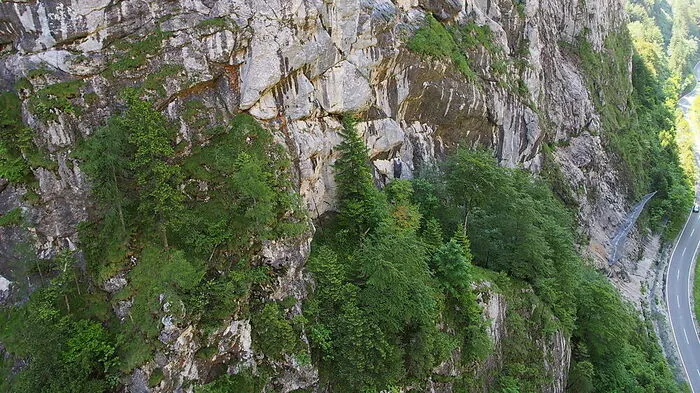 Felswände fallen bei der Steinernen Jungfrau in Richtung L127, der Radmerer Landesstraße, ab