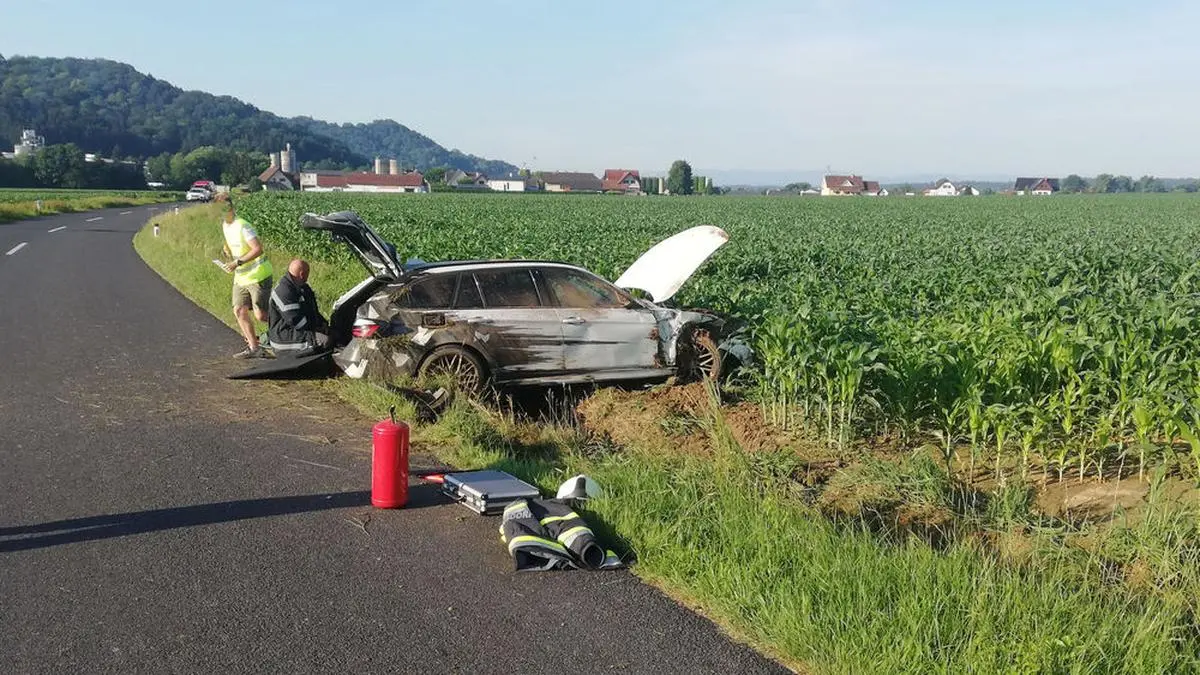 Das Auto kam quer über einem Graben zum Stillstand