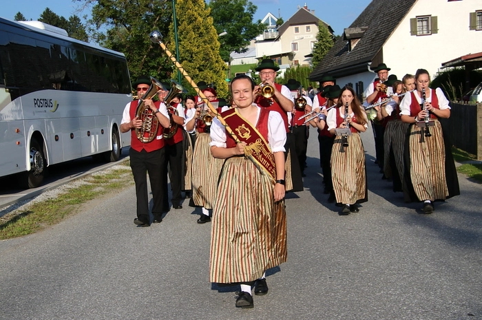 Beim Einmarsch zum Festakt wurden die Blaskapellen von den zahlreichen Besuchern mit viel Applaus bedacht, besonders begrüßt wurde die Blasmusikkapelle von St. Martin am Grimming.