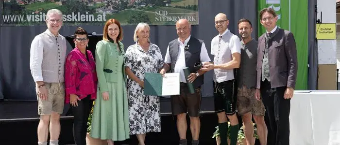 Altbürgermeister Johann Hammer (4. v. r.) wurde der goldene Ehrenring verliehen