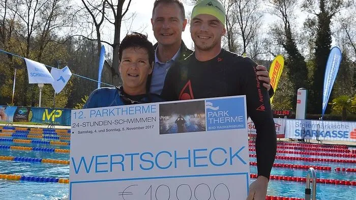 Die Sieger Claudia Müller und Mario Kainz mit Parktherme-Geschäftsführer Siegfreied Feldbaumer