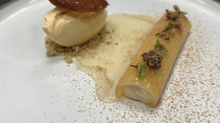 In der Krispel-Pâtisserie kommt das Wollschwein natürlich nicht zu kurz - etwa bei der Nuss-Quitten-Rolle mit Karamell-Chips und einem Eis, aromatisiert mit dem Rohschinken vom Wollschein.