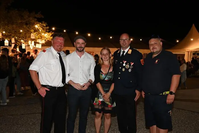 v.l. Stellvertretender Kommandant Alexander Pernig, Stadtrat Christoph Gräfling, Claudia Puggl, Bezirksfeuerwehrkommandant Werner Puggl sowie Kamerad der Feuerwehr St. Ulrich;