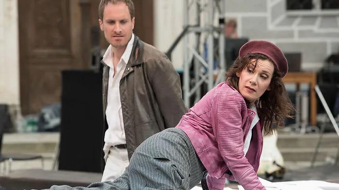 Szenenfoto der Kirchenoper mit Boris Grappe (Jesus) und Annette Schönmüller (Maria Magadalena)