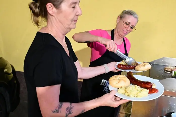 Dazu gab es Grillspezialitäten und kühle Getränke, die bei den zahlreichen Gästen großen Anklang fanden.