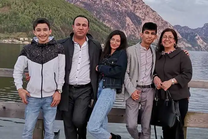Mohamad Chamo mit seiner Frau Ghasala Khallil und den beiden Söhnen Jan (17) und Hoshiar (13) sowie Tochter Glishan (19). Von klein auf war Chamo aufgrund verschiedenster Einflüsse bereits von verschiedenen Religionen und Kulturen geprägt, wie er sagt. "Es geht um den Mensch. Man muss alles wissen, nicht nur eine Religion", so Chamo.