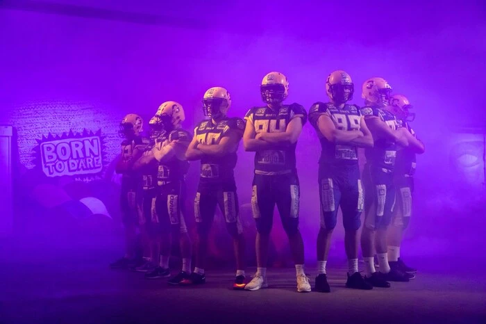 ... wo sich bereits ein Pulk von Giants-Football-Spielern Schulter an Schulter im Kreis positioniert hatte. Nach lautem Kampfschrei stürmten sie aus der Halle und gaben die Bühne frei ...