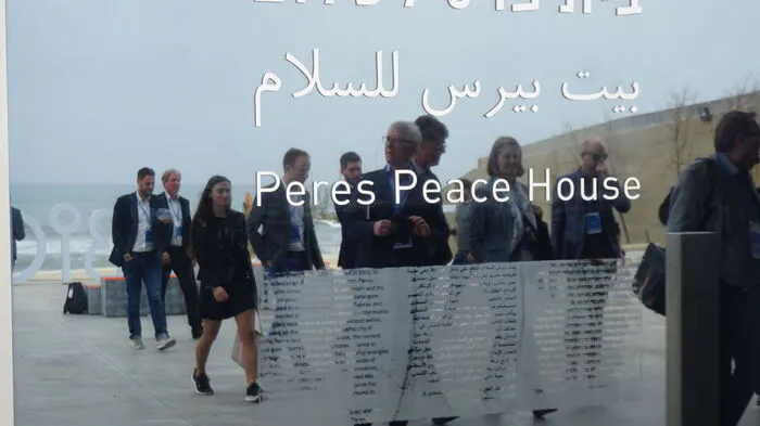Peres-Zentrum für Frieden und Innovation am Stadtrand von Tel Aviv. Initiator Schimon Peres, zwischen 2007 und 2014 Israels Staatspräsident, gilt als einer der "Väter" des israelischen Fortschrittsglauben. "Dream Big" hat der Friedensnobelpreisträger seinem Land als Parole zur Zukunftsbewältigung mitgegeben.