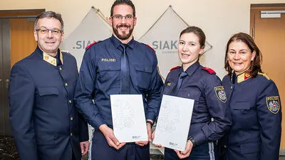 Oberst Edith Kraus Schlintl (rechts), ihr Stellvertreter Felix Pirker (links) mit zwei erfolgreichen Absolventen