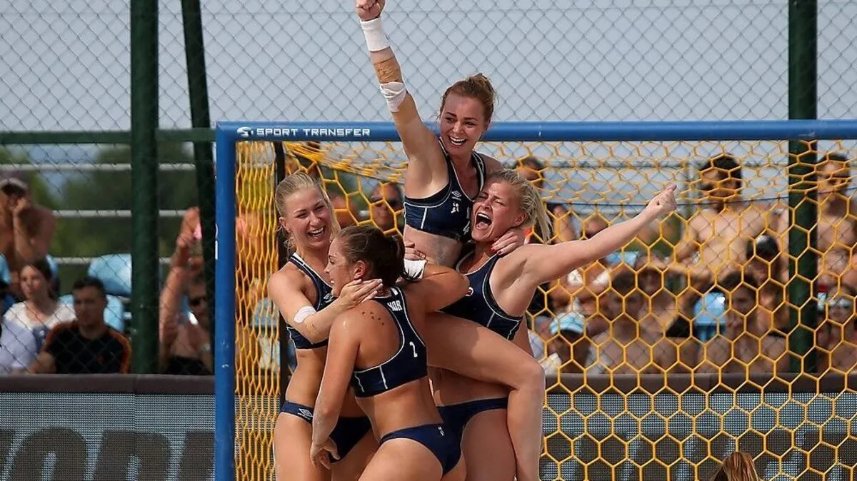 Norwegens Beach-Handballerinnen dürfen jubeln - sie müssen nicht mehr verpflichtend Bikinihosen beim Ausüben ihres Sports tragen.