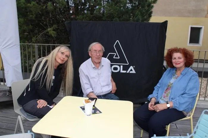 Den Nervenkitzel ließen sich unter vielen anderen Evelyne Oswald vom Stadtmarketing, Bürgermeister außer Dienst Ernst Meixner und Buchändlerin Barbara Reischl vom „Lesezeichen“ (von links) sowie Dorothea Sauer von Akzente nicht entgehen. 