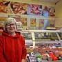 Rosa Neubauer vor der Feinkost-Theke, Brötchen sind ihre besondere Spezialität