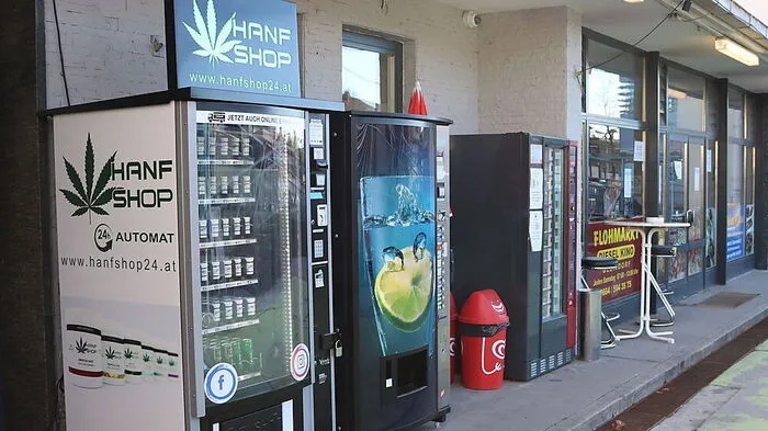 Neben anderen Automaten steht am Gleisdorfer Busbahnhof auch ein "Hanfshop"