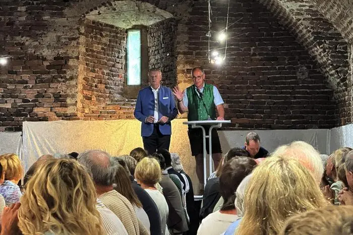 So konnten Vizebürgermeister a.D. Franz Jaindl/Burgau und Bürgermeister a.D. Franz Glaser/Burgauberg-Neudauberg die hohe Wächterwürde im Schlosskeller des Wasserschlosses entgegennehmen. 