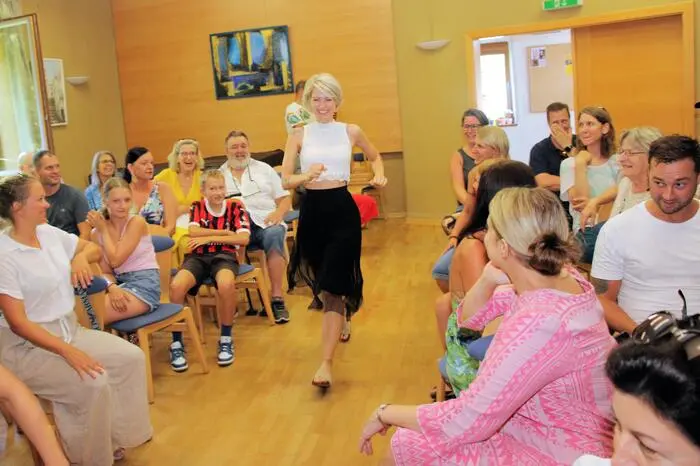 Sonja Pöschl, bekannt als SingSangSonja, leitete eine fünftägige Theaterprojektwoche mit vielen begeisterten Kindern.