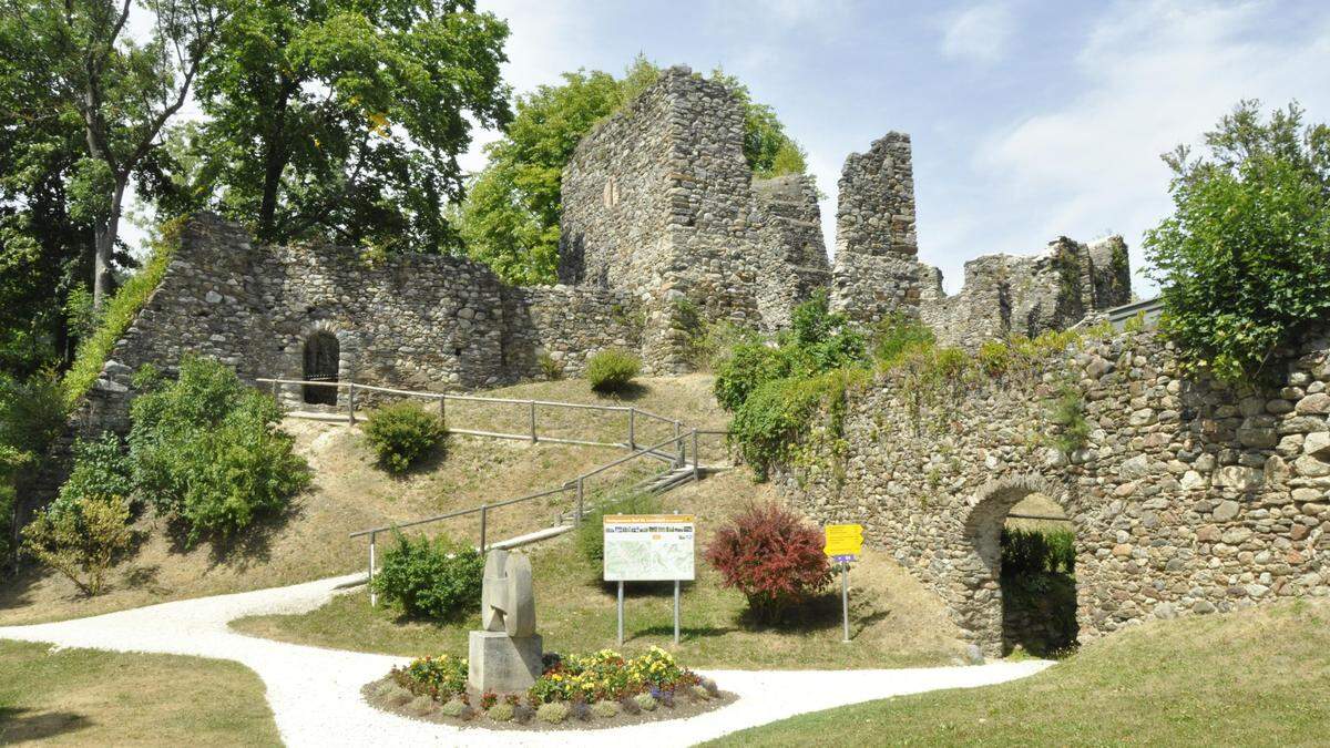 Der Schlossberg mit der Ruine Gomarn in Bad St. Leonhard ist ein beliebter Erholungsort und eine Veranstaltungsstätte