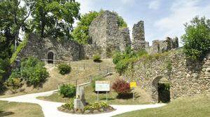 Der Schlossberg mit der Ruine Gomarn in Bad St. Leonhard ist ein beliebter Erholungsort und eine Veranstaltungsstätte