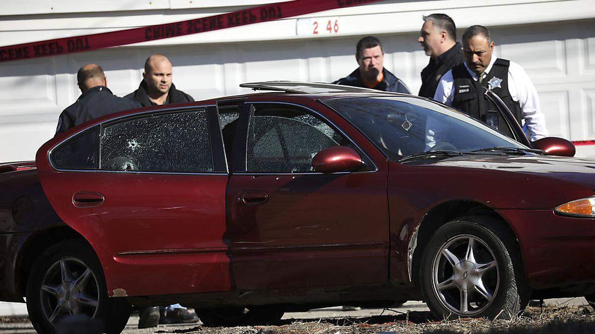 Das durchlöcherte Auto wird untersucht