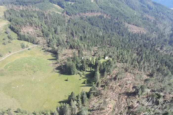Hubschrauber-Aufnahme im Bereich Naggler Alm in  Richtung Gitschtal