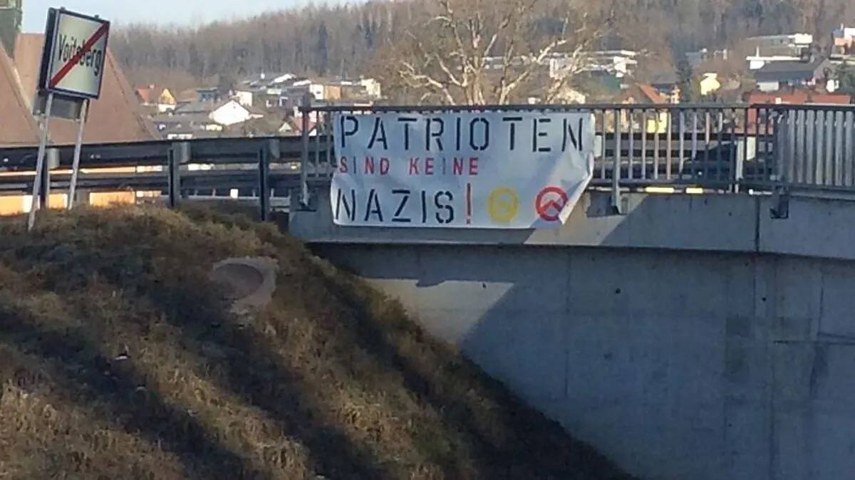 Auf der Brücke Greißenegg in Voitsberg wurde das Plakat aufgehängt