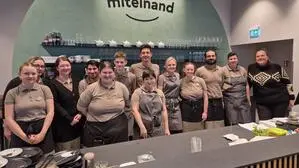 Die Mitarbeiterinnen und Mitarbeiter des Café Miteinand um Ulrike Ablasser (Geschäftsführerin Lebenshilfe Leibnitz, rechts)