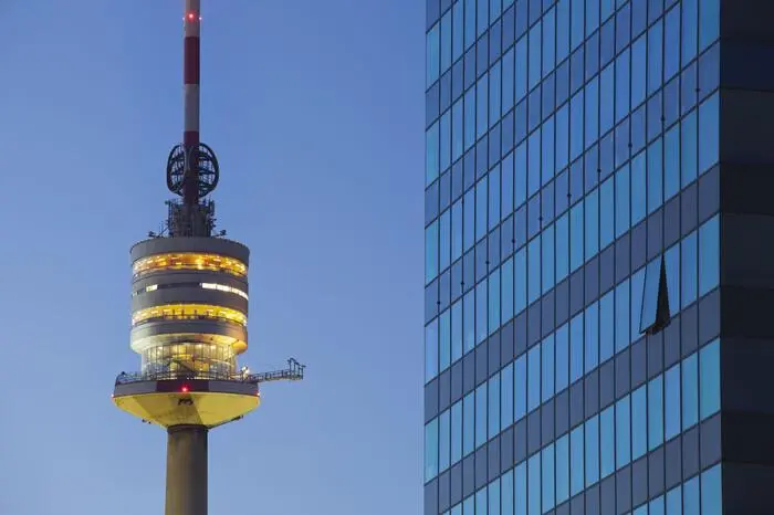 Im Donauturm finden durchschnittlich sechs Heiratsanträge pro Woche statt. Jeden Tag werden vier Geburtstage gefeiert und seit der Eröffnung 1964 wurden vier Millionen Tassen Kaffee serviert. 