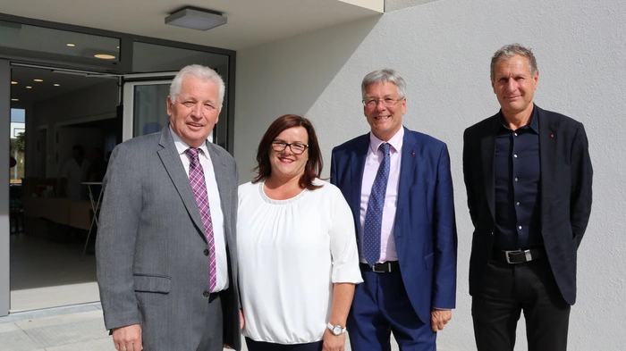 Schulleiterin Andrea Kravanja mit Bürgermeister Rudolf Skorjanz, Landeshauptmann Peter Kaiser und Projektkoordinator Rudolf Altersberger.