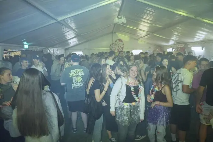 Die Kombination aus Live-Band und DJ traf voll ins Schwarze und versetzte die Besucher bis in die frühen Morgenstunden in einen echten Ausnahmezustand.