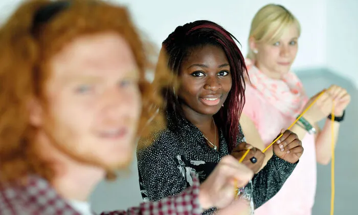 Die Lehre findet im Rahmen von zwei Mobilitätswochen sowie über Onlinelehre statt