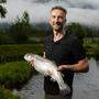 Fischzüchter Andreas Jobst mit einer Lachsforelle
