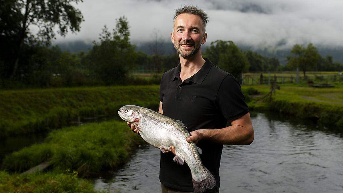 Fischzüchter Andreas Jobst mit einer Lachsforelle