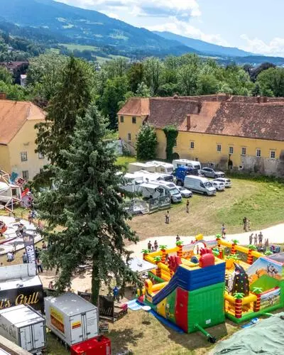 Fahrgeschäfte und Berge im Hintergrund