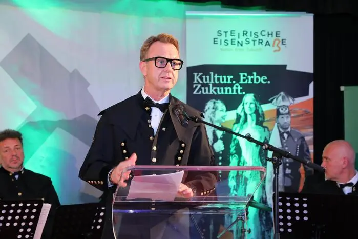 Mario Abl dankte in seiner Ansprache insbesondere den Knappschaften, die das Rückgrat der als immaterielles UNESCO-Erbe anerkannten bergmännischen Traditionen seien. Ebenso würdigte er die Brauerei Göss für das eigens gebraute Barbara-Bier.