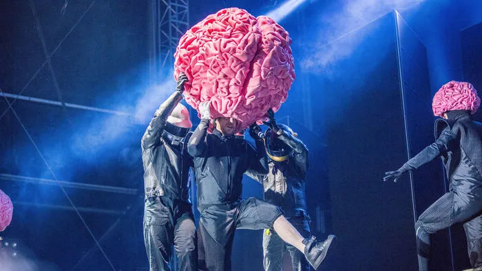 "Denken Sie groß" ist das Motto von Deichkind - da durfte auch das berühmte Großhirn in der Show nicht fehlen.