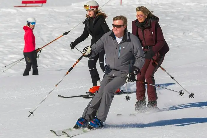König Willem-Alexander weilte dementsprechend im Jahr 2019 bereits zum sechsten Mal als König in Lech. Seinen Winterurlaub hat er bereits in seiner Kindheit jedes Jahr in dem Vorarlberger Wintersportort verbracht. Seit 1959 nächtigt die königliche Familie jedes Jahr etwa zwei Wochen lang im renommierten Hotel "Post".  