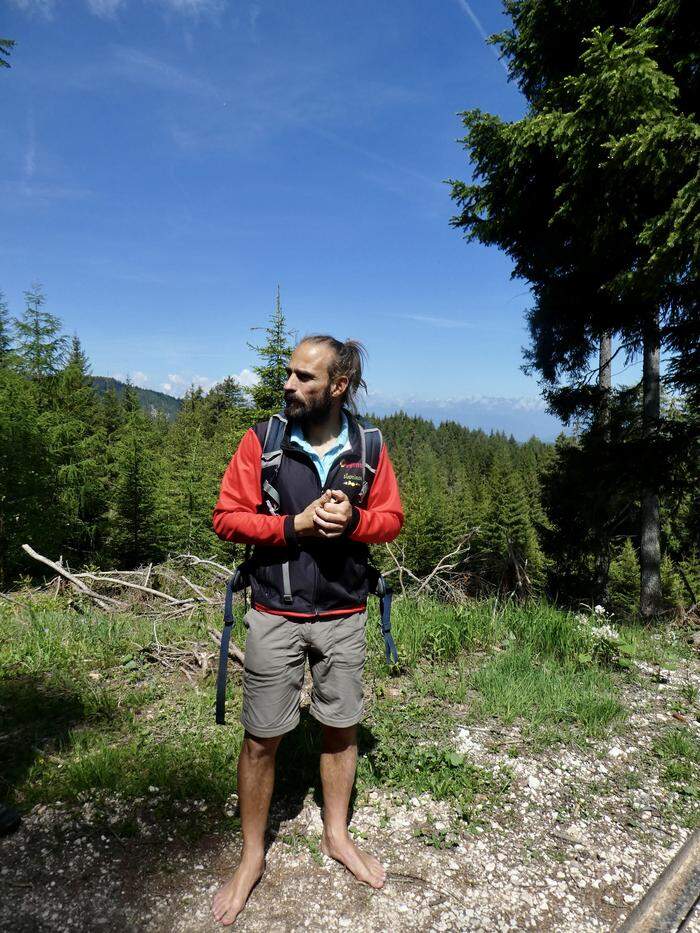 Wanderführer Alex Bisan ist barfuß in den Bergen unterwegs