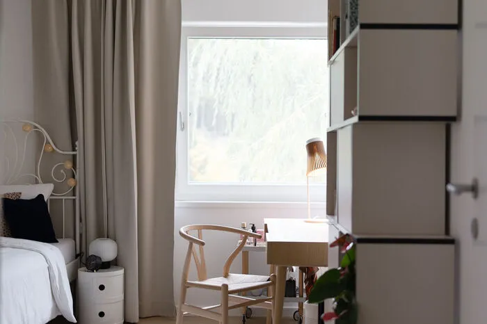 ... sowie zwei Jugendzimmer für die 15- und 13-Jährige – und ...