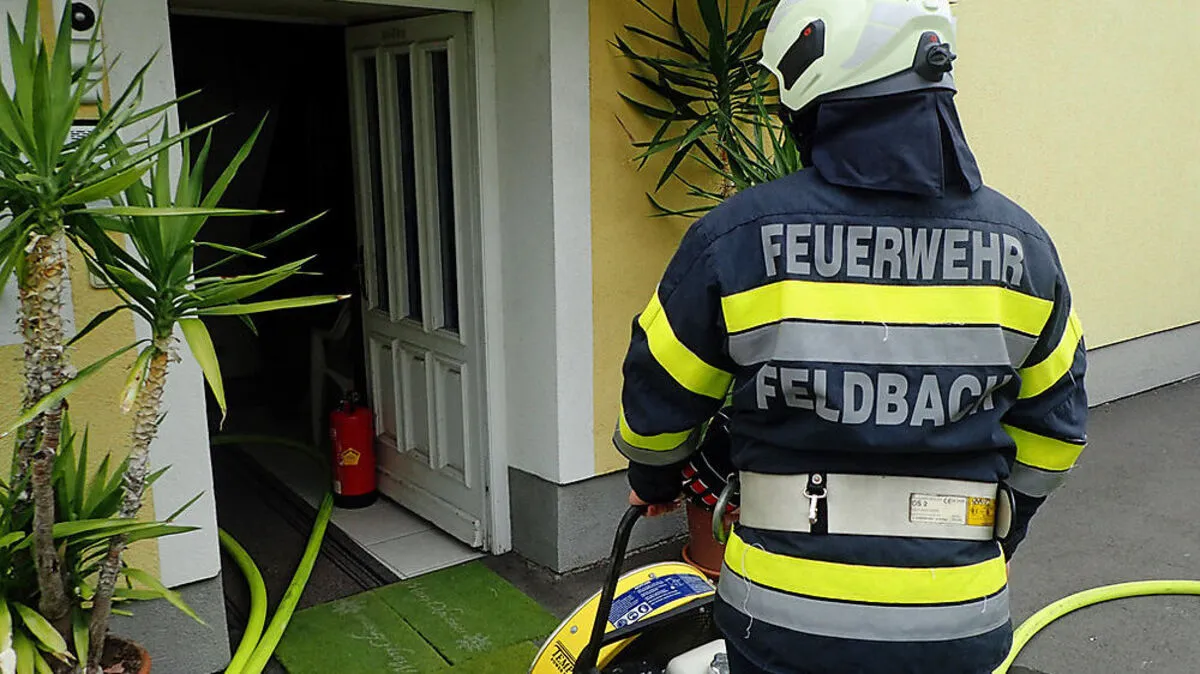 Die Feuerwehr belüftete das verrauchte Haus